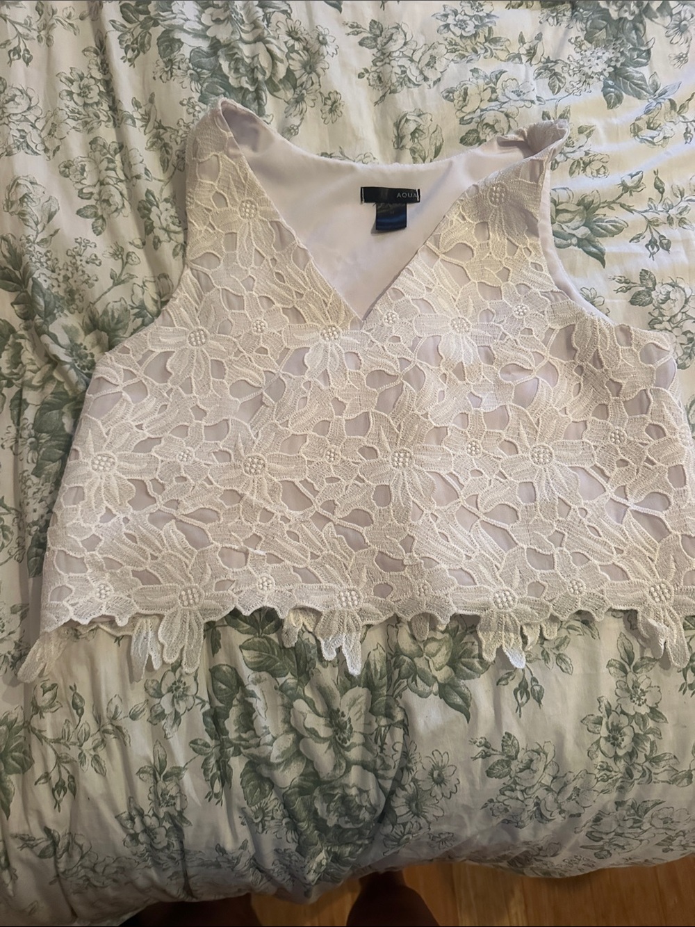 Aqua Floral Lace V-Neck Cropped Camisole in Light Pink